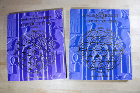 The Ancient Secret of the Flower of Life, Vol. 1 1st (first) Edition by  Drunvalo Melchizedek published by Light Technology Publishing (1999)  Perfect Paperback: Drunvalo Melchizedek: : Books